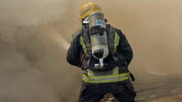 إخماد حريق في مرفق تعليمي بتبوك
