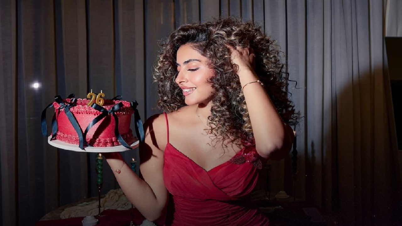 جود عزيز تحتفل بعيد ميلادها الـ 26.. فيديو