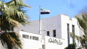 القبض على 3 أشقاء بتهمة إعدام 15 مدنيًا بعد إجبارهم على الهتاف للأسد