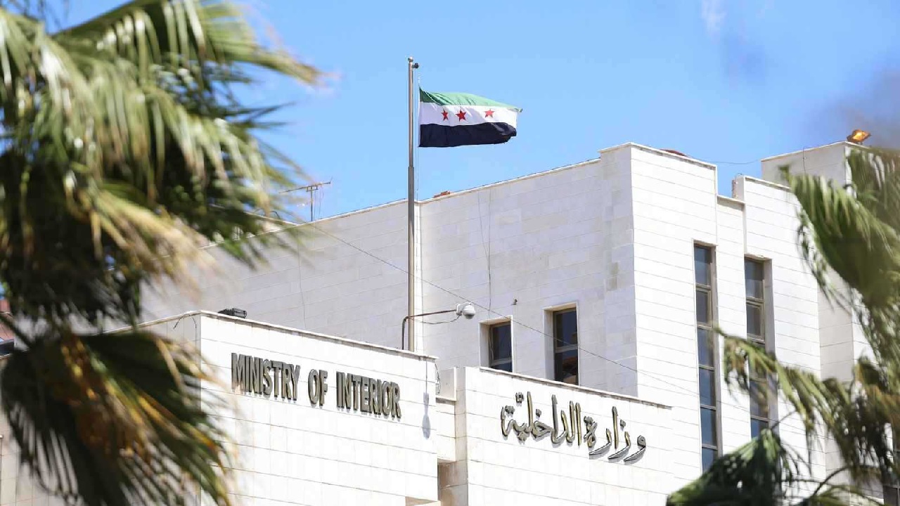 القبض على 3 أشقاء بتهمة إعدام 15 مدنيًا بعد إجبارهم على الهتاف للأسد