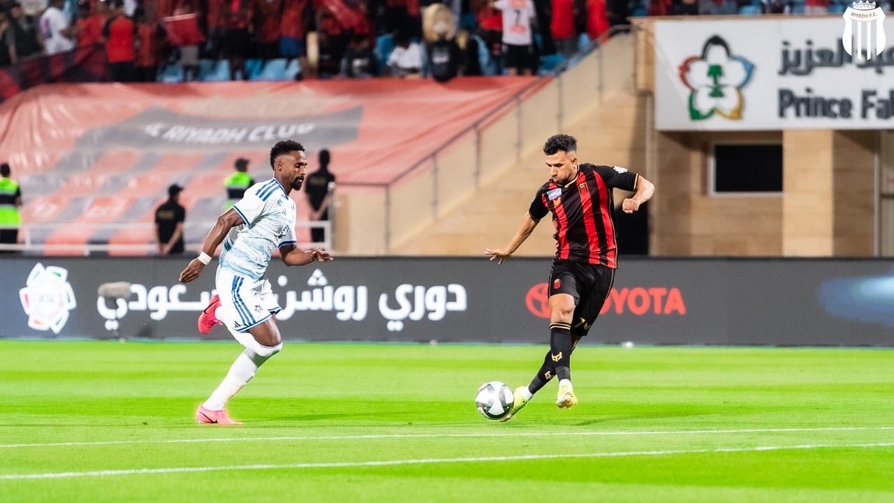 الرياض يحقق فوزه الأول على حساب نيوم