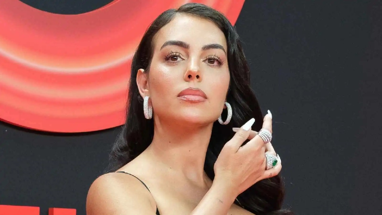 جورجينا تستعرض خزانة ملابسها الفاخرة