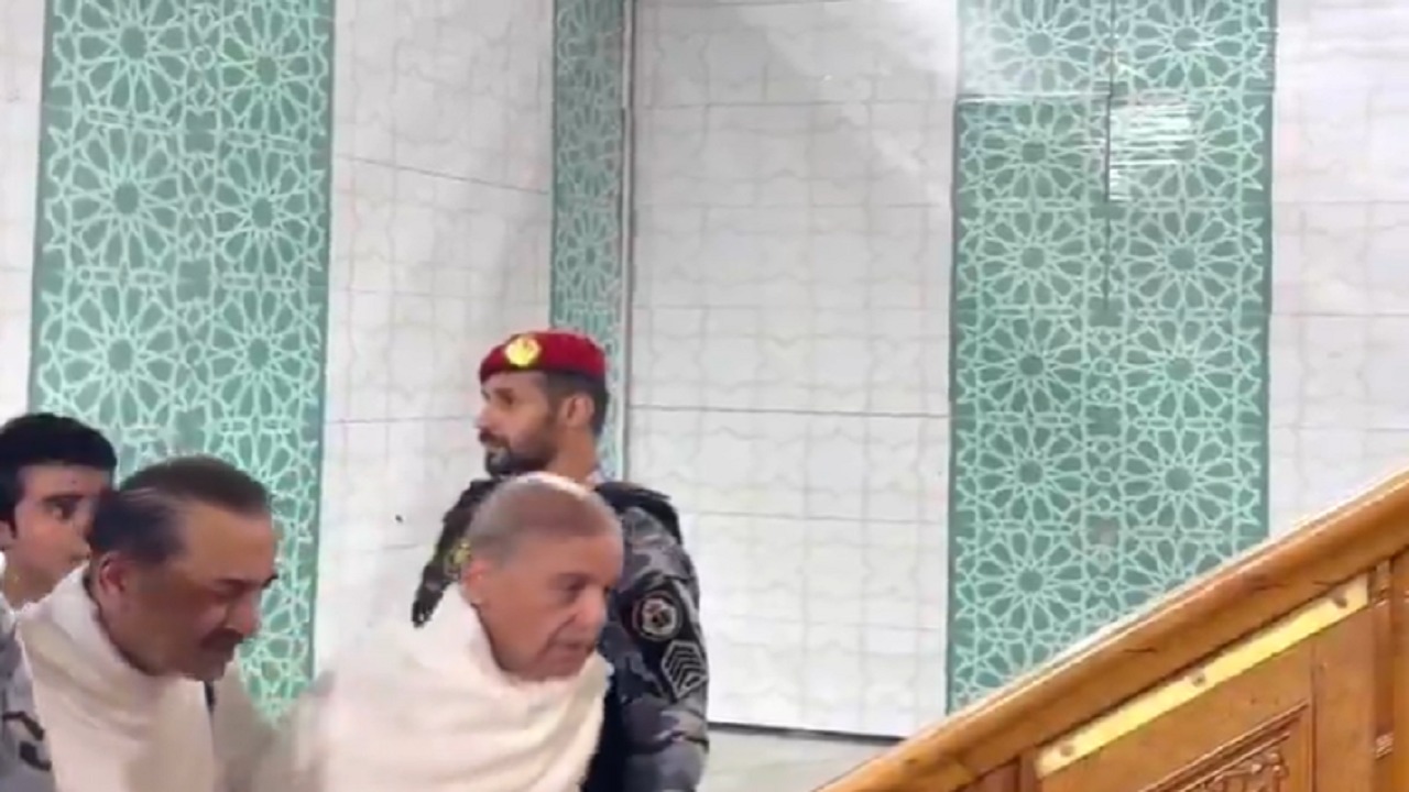 رئيس الوزراء الباكستاني يدخل الكعبة المشرفة .. فيديو