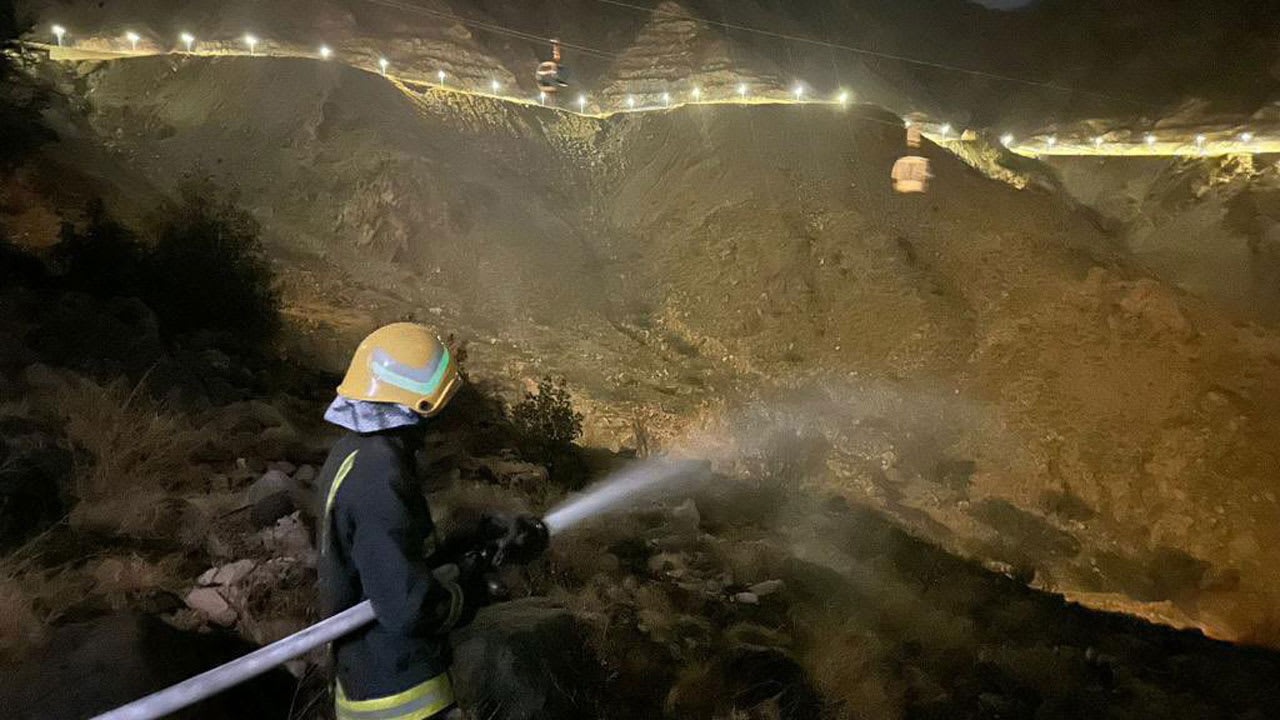 الدفاع المدني يباشر حريقًا في منطقة جبلية بمحافظة تنومة