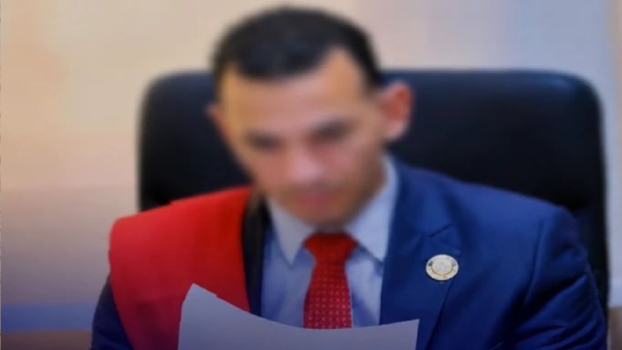 القبض على عاطل استأجر قاعة محكمة في مصر وانتحل صفة قاضِِ.. فيديو