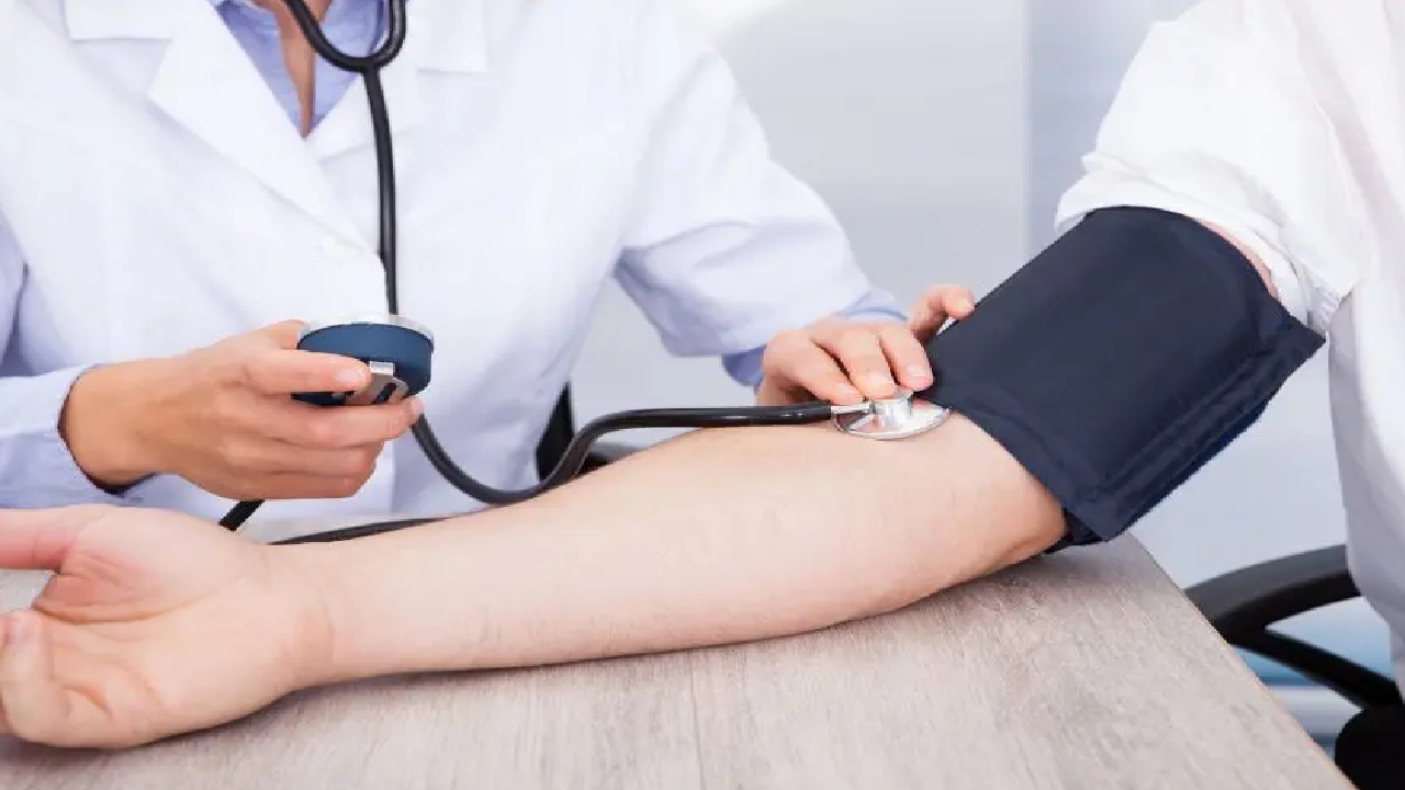 عادة خاطئة ترفع الضغط أثناء قياسه 10 ملم زئبق