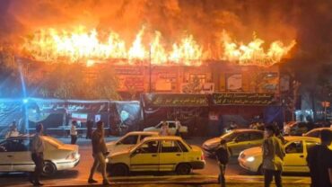 حريق ضخم في محيط ميدان البلدية بإيران