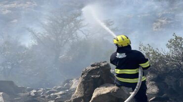 إخماد حريقًا في منطقة جبلية بمحافظة تنومة