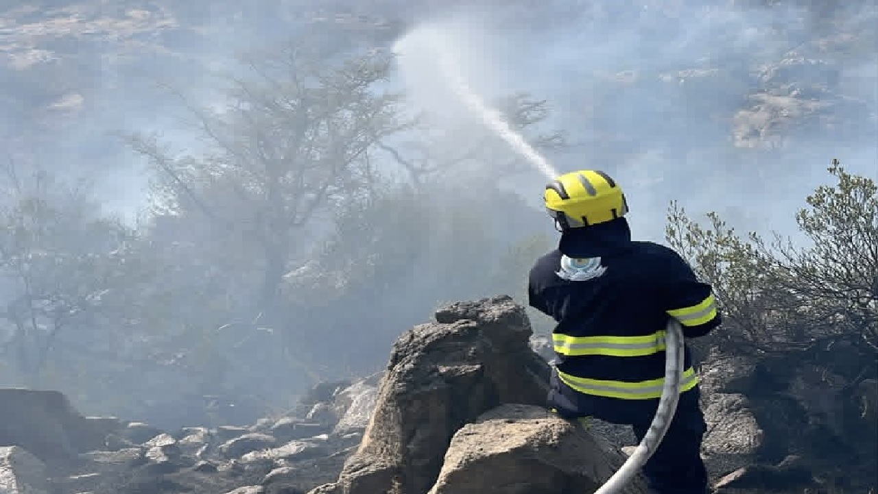 إخماد حريقًا في منطقة جبلية بمحافظة تنومة