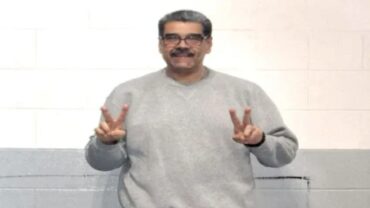 مادورو يظهر مبتسماً من داخل السجن ويرفع إشارة النصر.. صور
