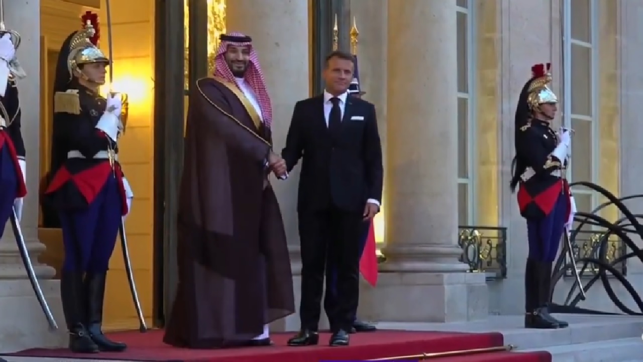 ولي العهد يصل إلى قصر الإليزيه لحضور مأدبة العشاء.. فيديو