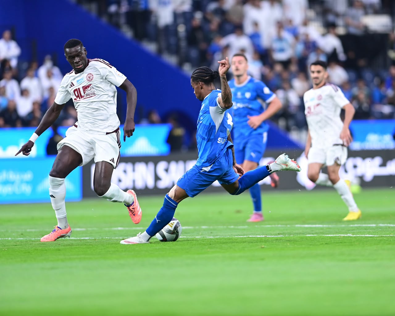 الهلال يمطر شباك الفيصلي برباعية..صور