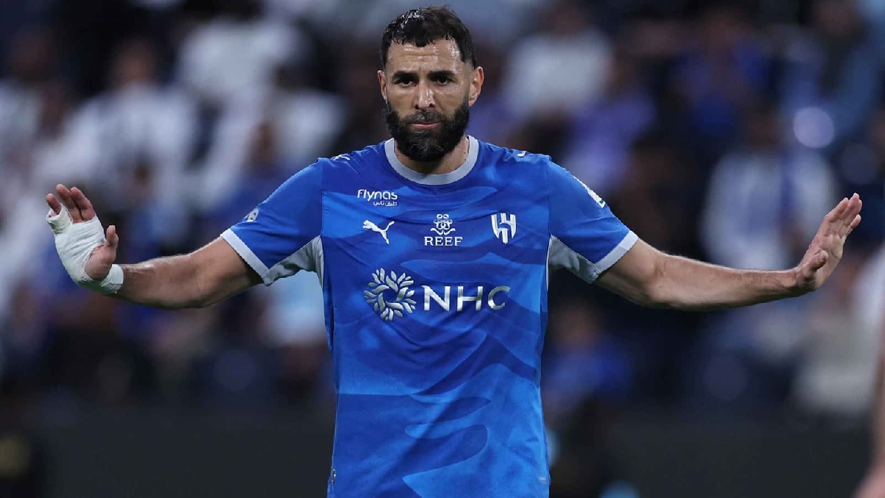 بنزيما يدرس الاعتزال حال رحيله عن الهلال
