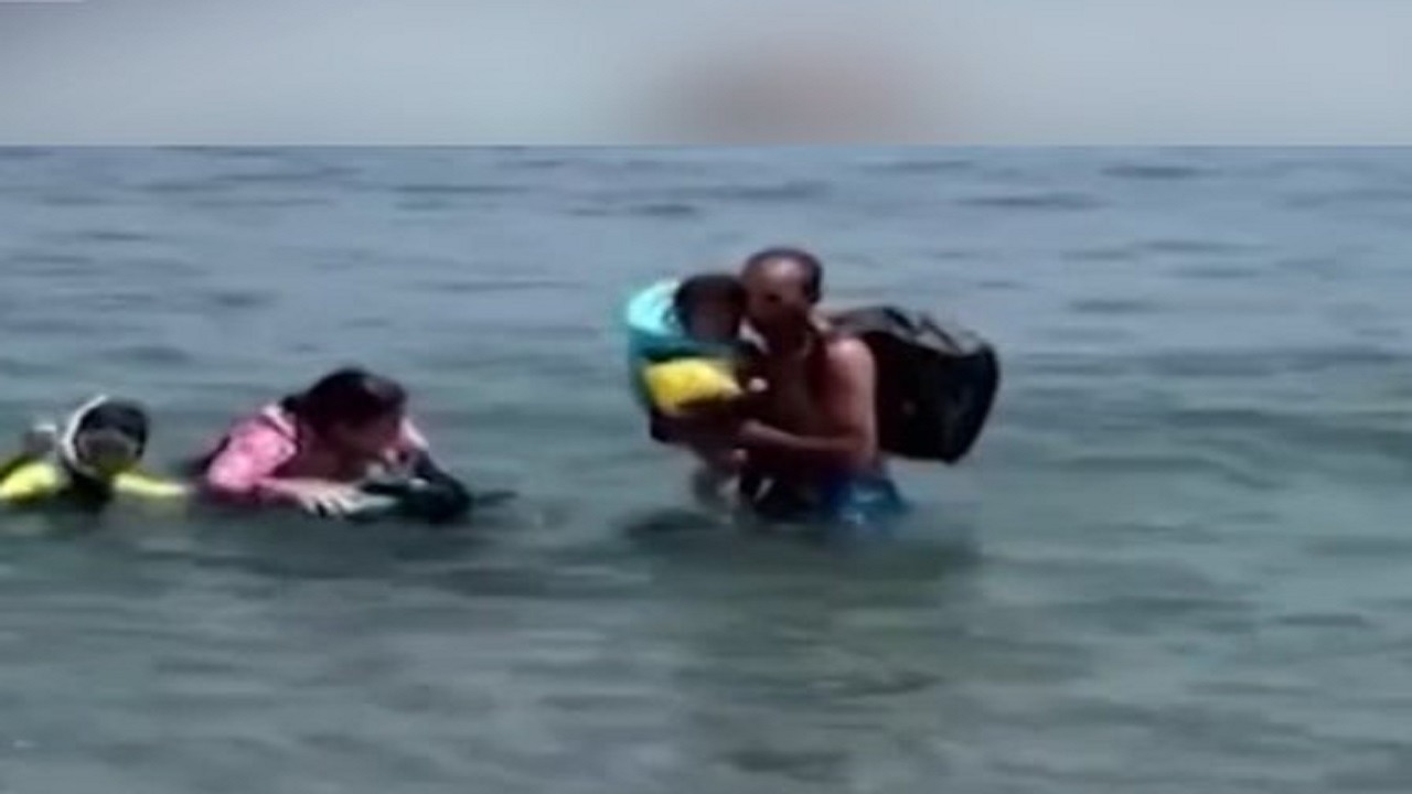 عائلة مغربية بأطفالها تغامر بعبور البحر سباحة نحو سبتة