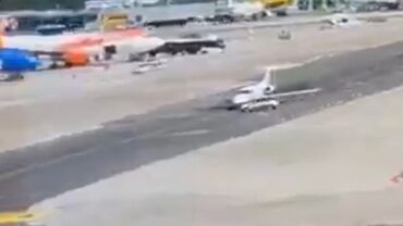 مركبة أرضية تصطدم بطائرة في مطار ميلانو ليناتي.. فيديو