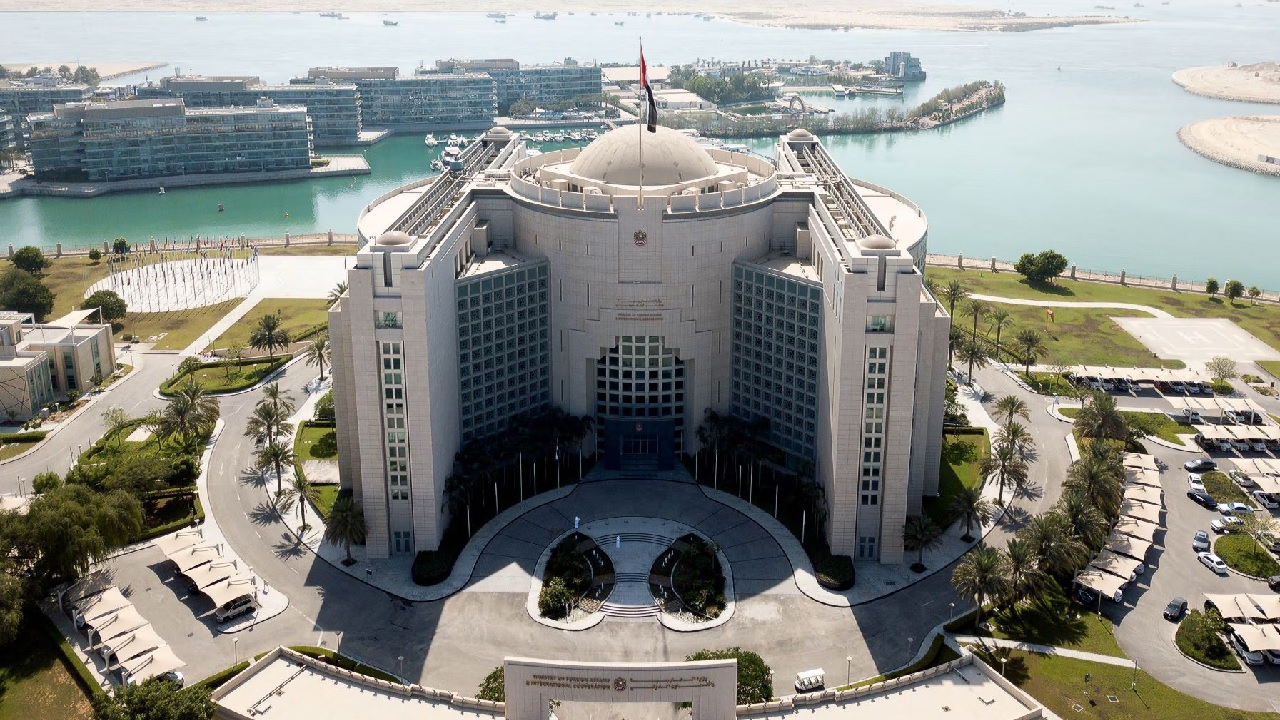 الإمارات توقف الأنشطة والتبادلات التجارية والمعاملات المالية مع إيران