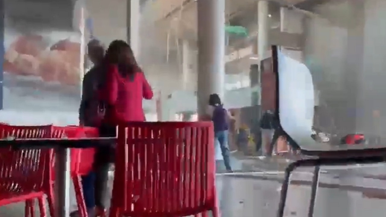لحظة هروب مسافرين من مطار بيريرا أثناء زلزال كولومبيا .. فيديو