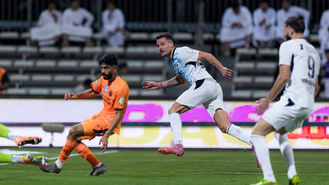 الهلال يواصل انتصاراته بثلاثية في شباك الفيحاء