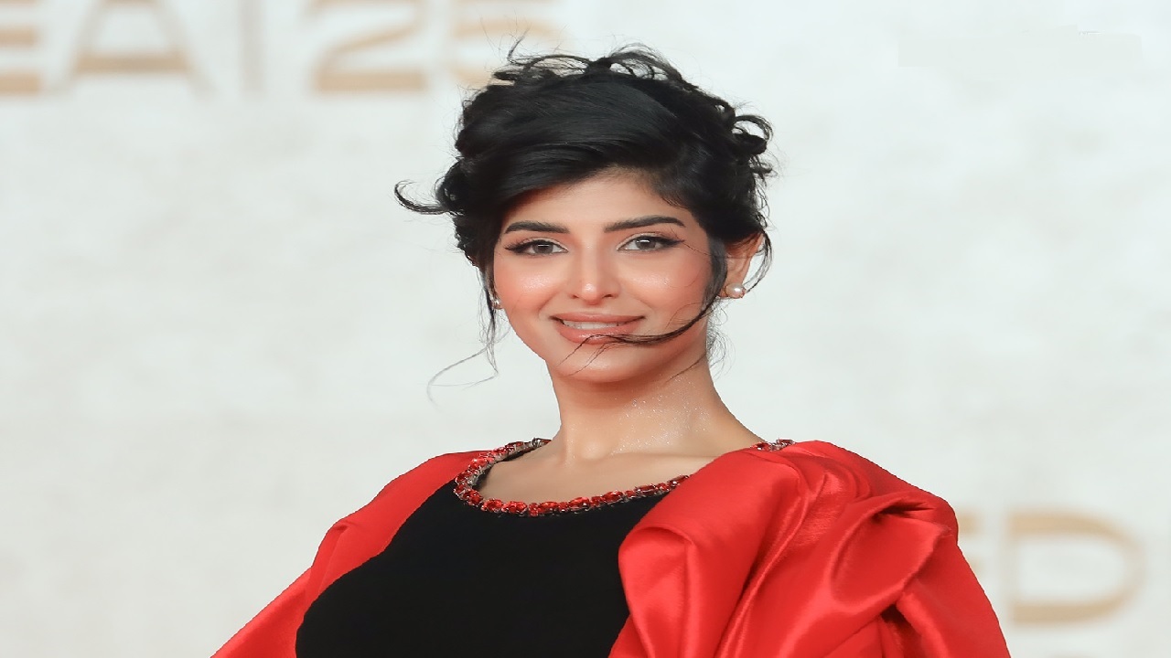 انتصار الشريف ترد على منتقدي تقبيل ابنها لقدميها .. فيديو