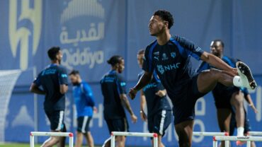 واتكينز يقود هجوم الهلال أمام الأهلي .. فيديو