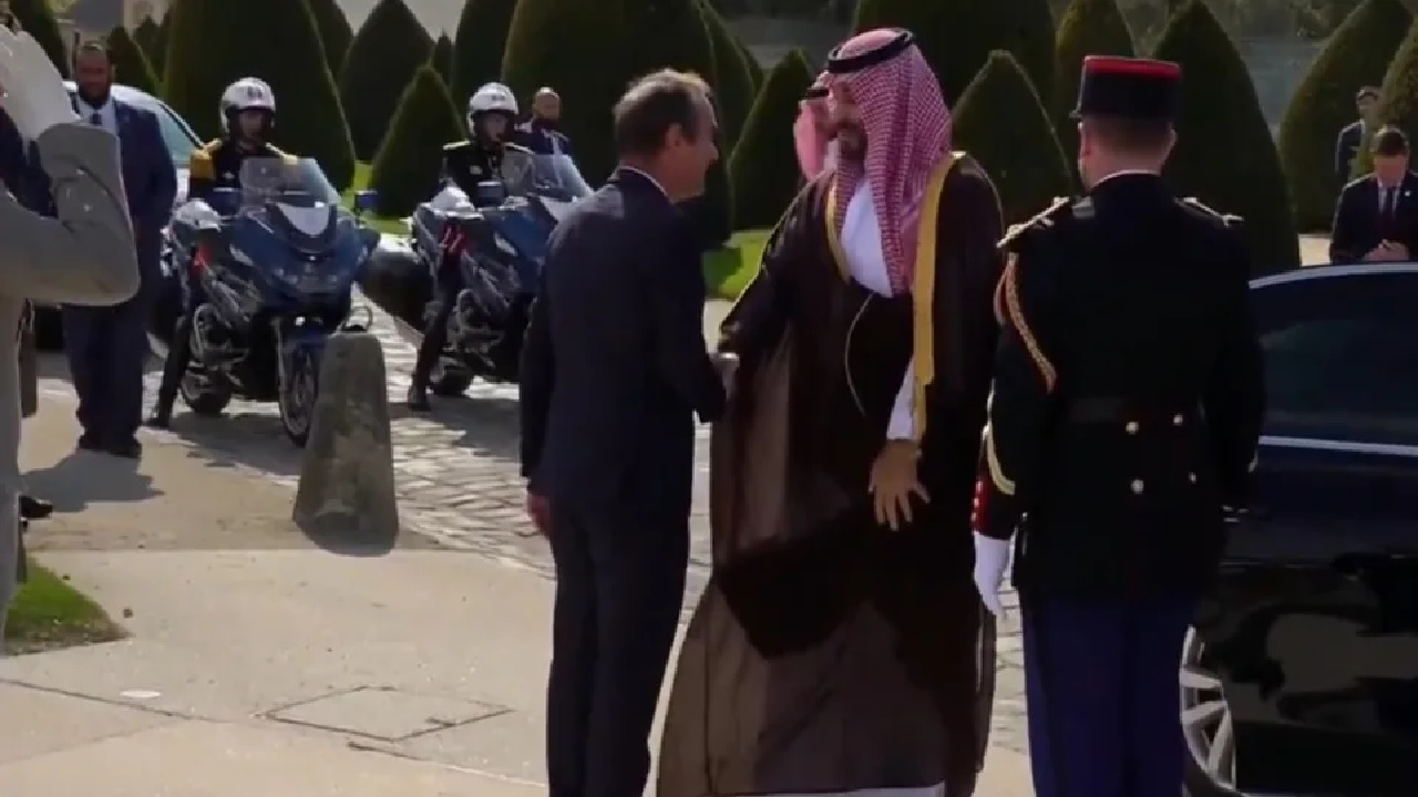 ولي العهد يصل ساحة الإنفاليد ورئيس الوزراء الفرنسي في مقدمة مستقبليه .. فيديو