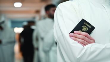 رحلة عائلية تكشف هوية خليجي مسجل كمواطن كويتي وله 22 ابنًا