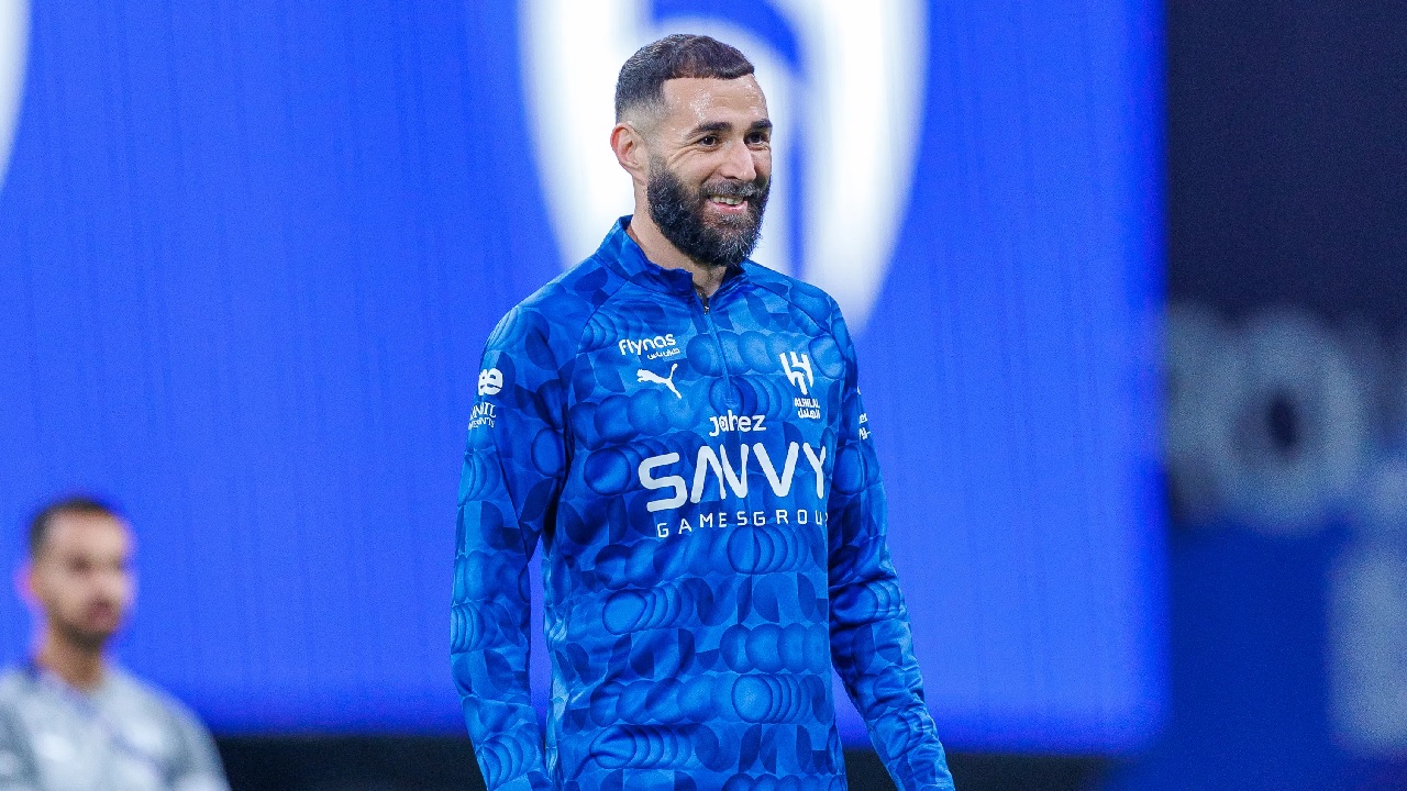 بنزيما يتمسك بالاستمرار مع الهلال
