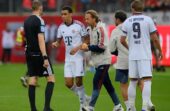 جمال موسيالا يفقد الوعي خلال مباراة ودية