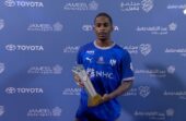 سامرفيل يتوج بجائزة رجل مباراة الهلال والخليج .. فيديو