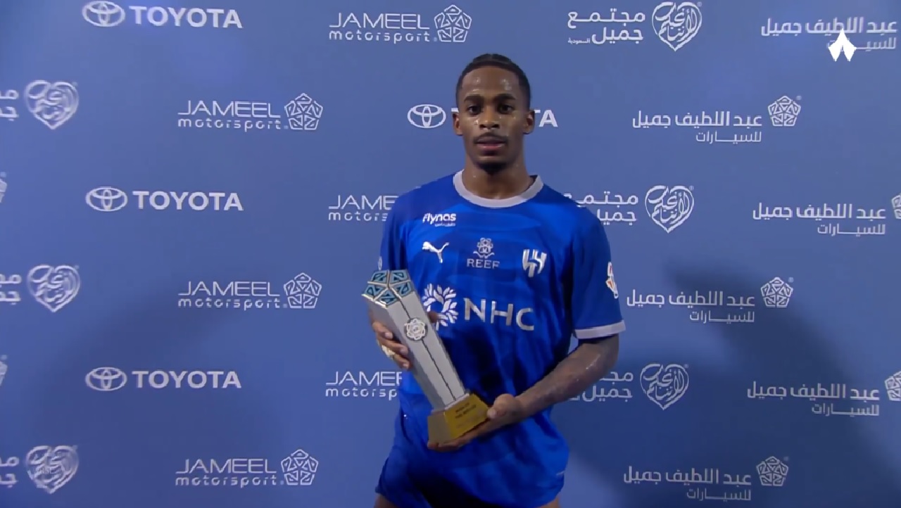سامرفيل يتوج بجائزة رجل مباراة الهلال والخليج .. فيديو