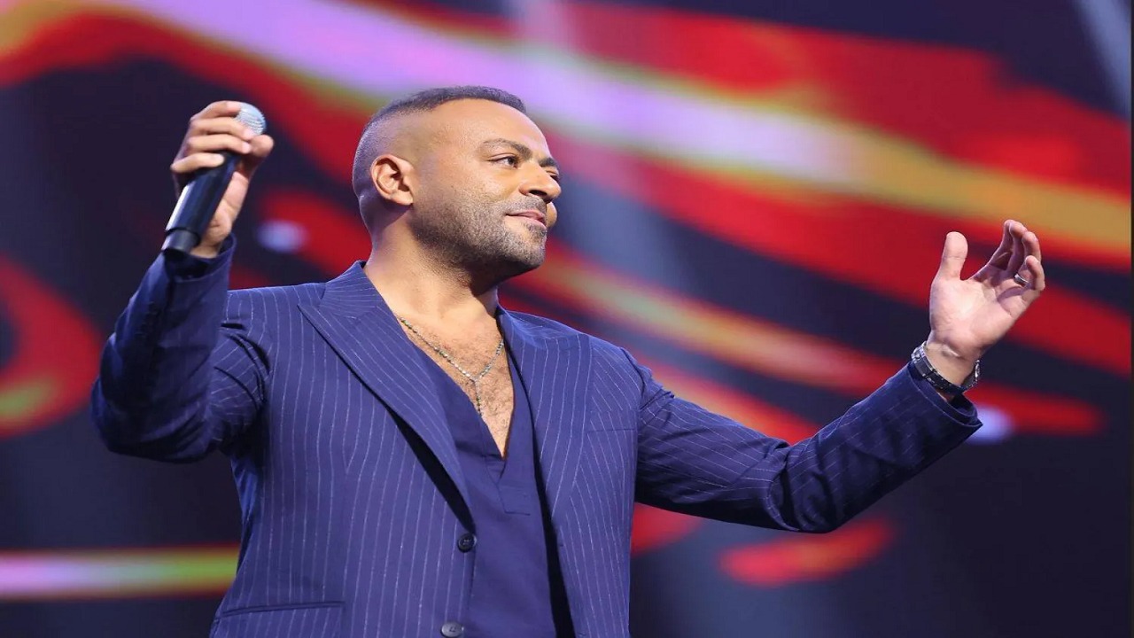 تامر عاشور يدافع عن عامل تم فصله من عمله بعد حفله بالعلمين