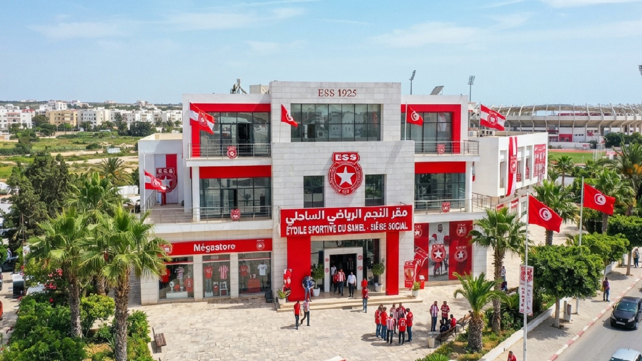 النجم الساحلي يسابق الزمن لتسوية ديونه بعد تهديدات بتهبيطه
