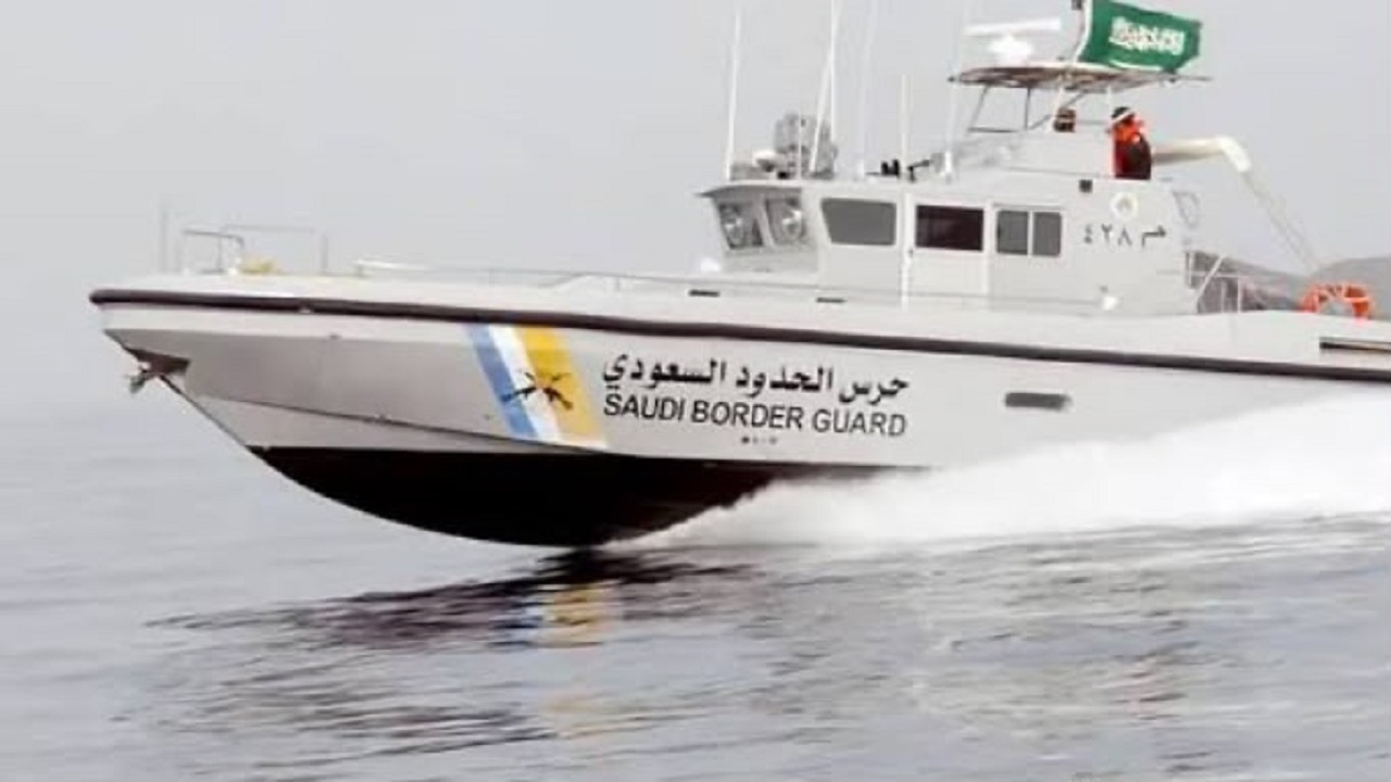 حرس الحدود بالمنطقة الشرقية ينقذ مواطنًا خليجيًّا تعطّلت واسطته البحرية في عرض البحر