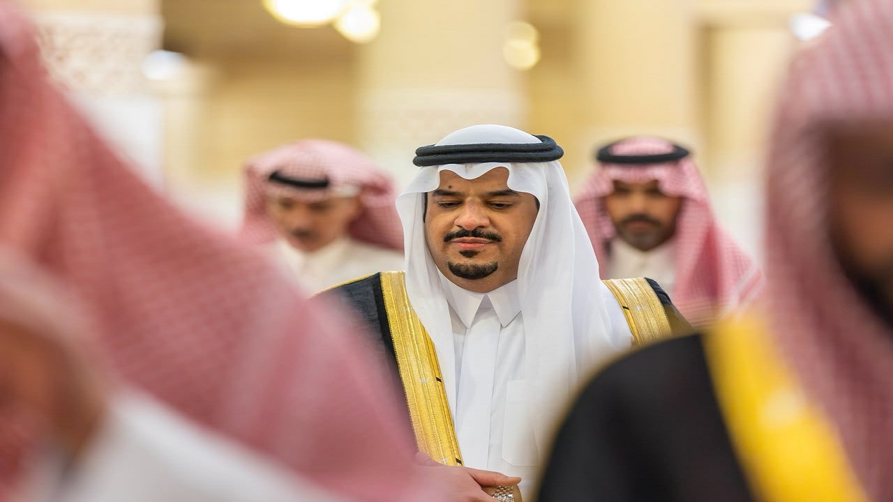 نائب أمير الرياض يؤدي صلاة الميت على والدة الأمير حمود بن سعود بن عبدالعزيز..صور