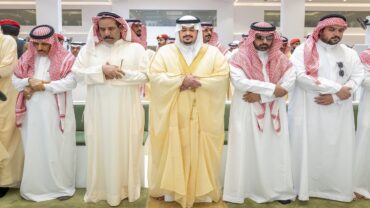 نائب أمير الرياض يؤدي صلاة الميت على محمد المطيري..صور
