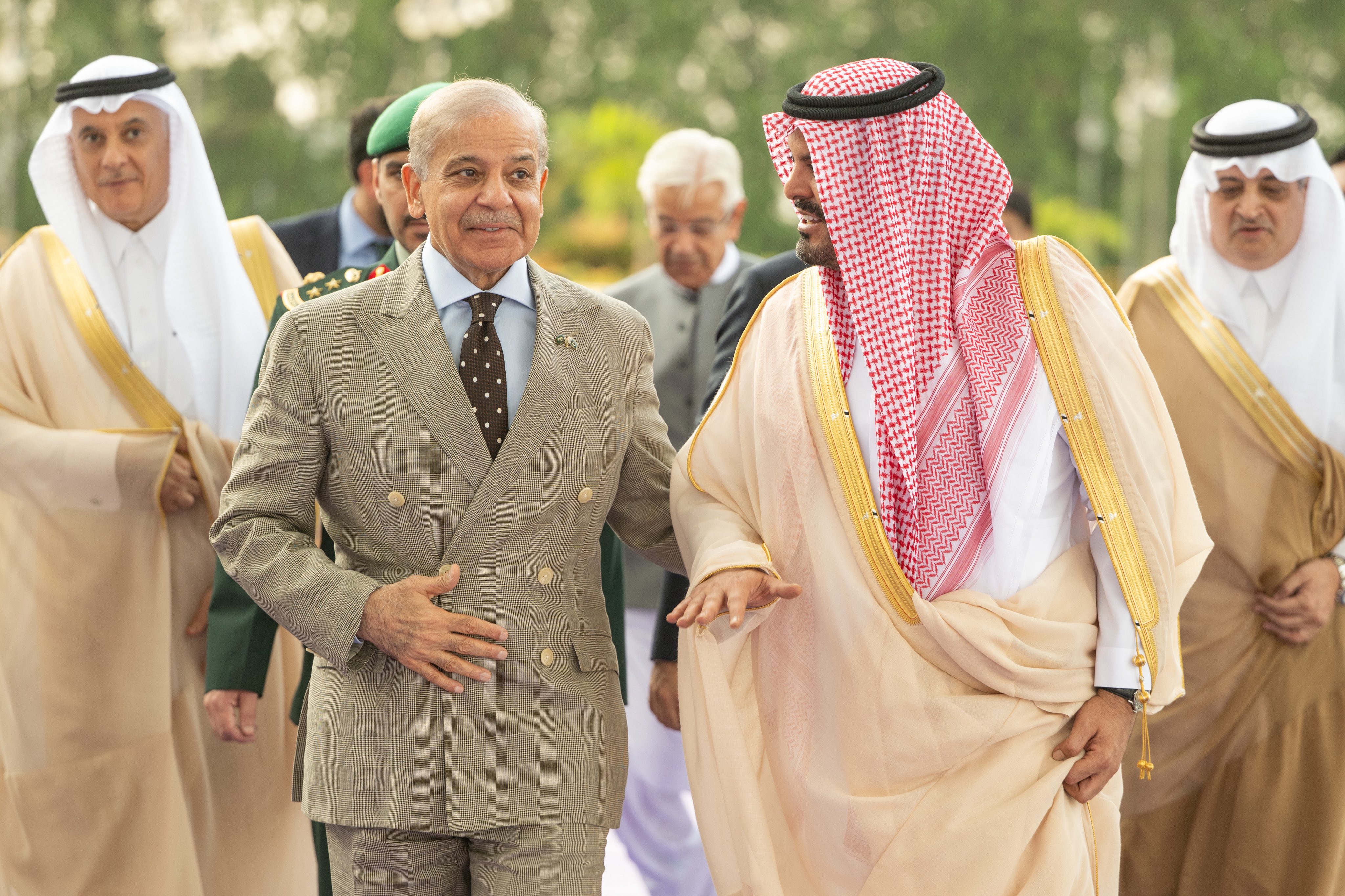 رئيس وزراء باكستان يصل إلى جدة..فيديو