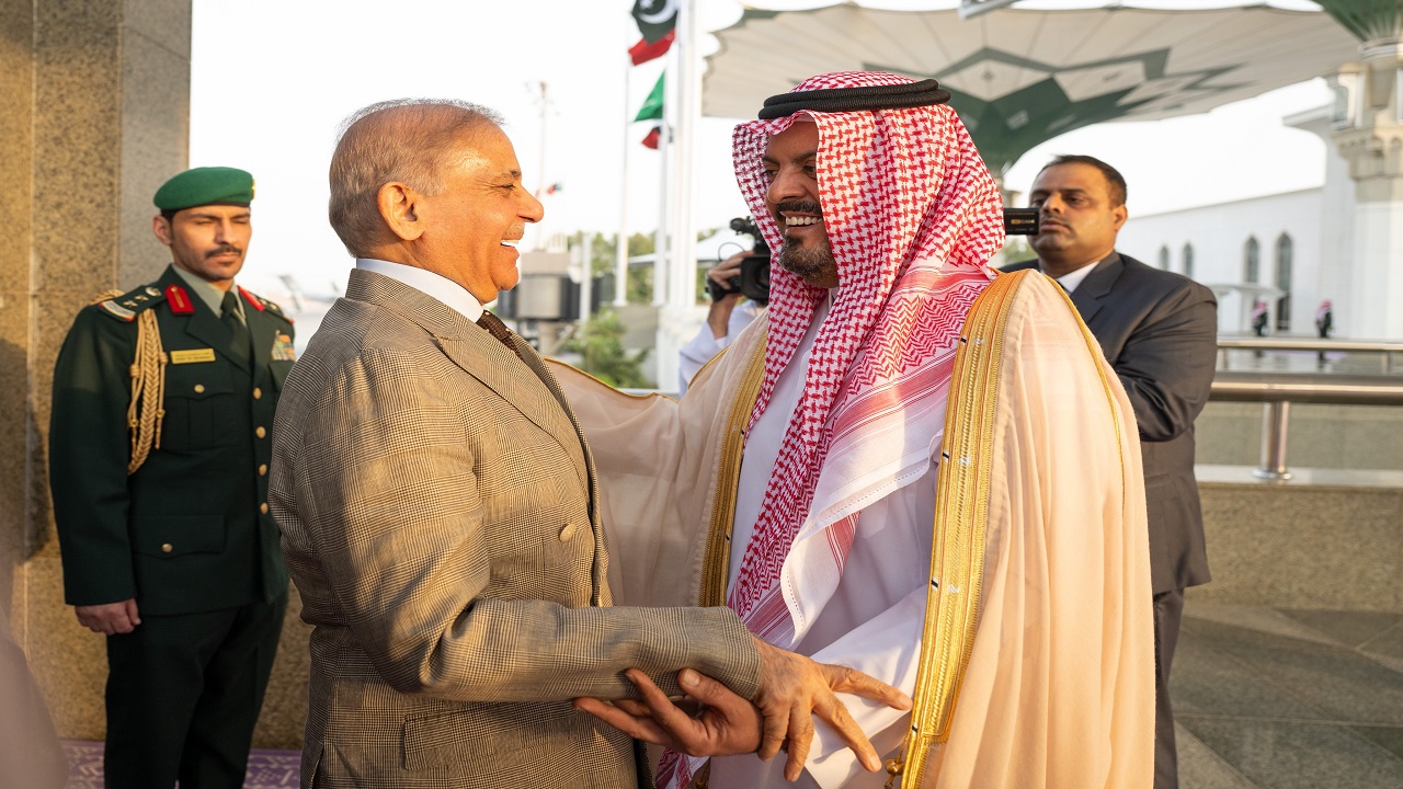 رئيس وزراء باكستان يصل إلى جدة..فيديو