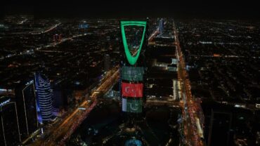 أعلام المملكة وتركيا وباكستان تزين معالم المدن احتفاءً بـ اتفاقية مكة