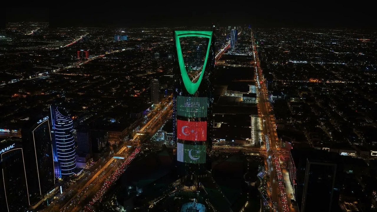 أعلام المملكة وتركيا وباكستان تزين معالم المدن احتفاءً بـ اتفاقية مكة