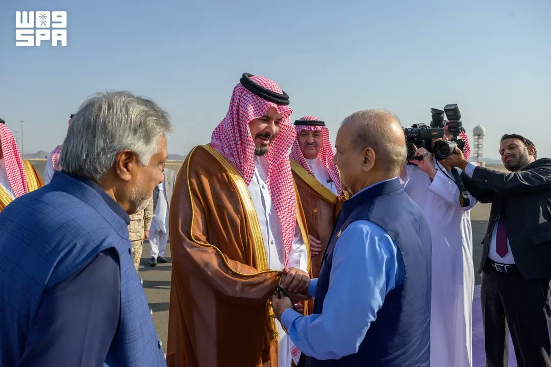 رئيس وزراء باكستان الإسلامية يغادر المدينة المنورة