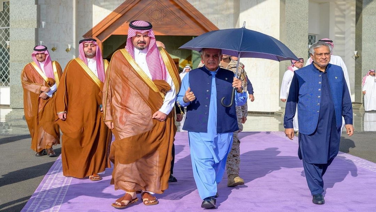 رئيس وزراء باكستان الإسلامية يغادر المدينة المنورة