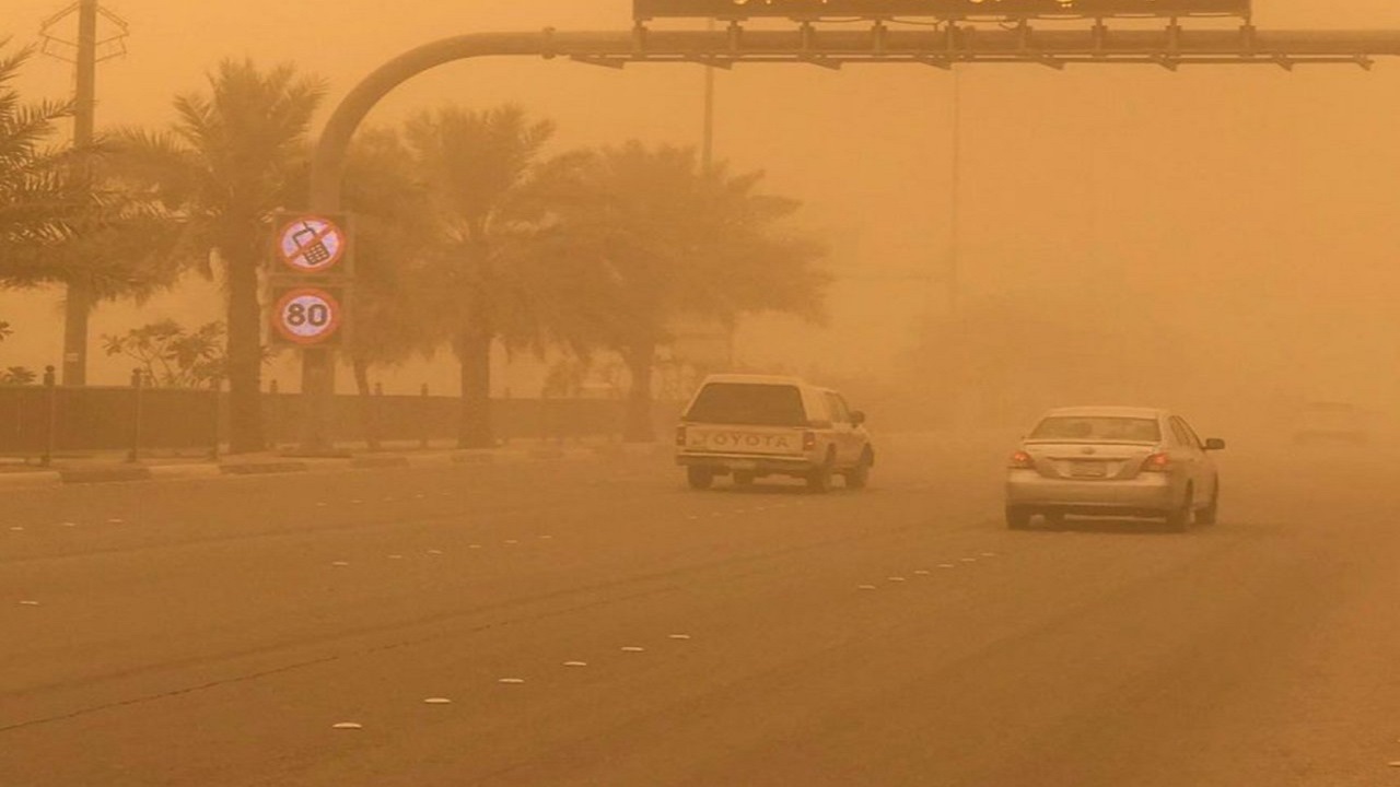 المركز الوطني للأرصاد ينبه من أتربة مثارة على أجزاء من الرياض