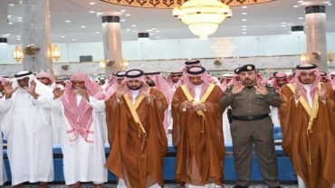 أمير جازان يؤدي صلاة الميت على المتوفين في حادث حريق بصامطة