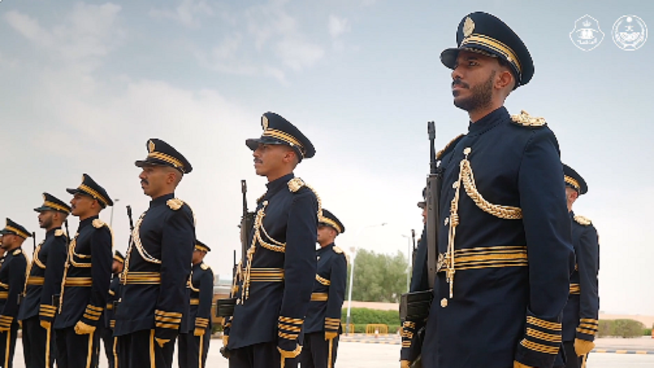 تخريج ضباط الدورة التأهيلية لأعمال قطاع الأمن العام برعاية الأمير عبدالعزيز بن سعود