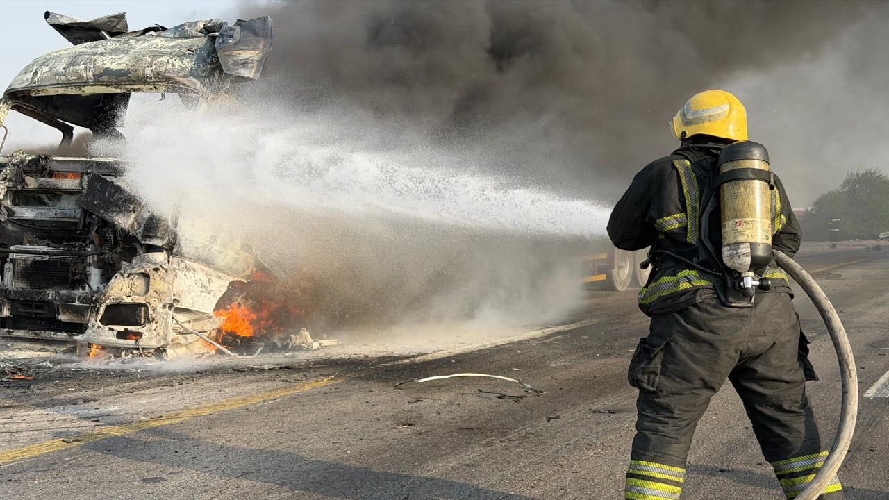 إخماد حريق بمقدمة شاحنة في الدمام
