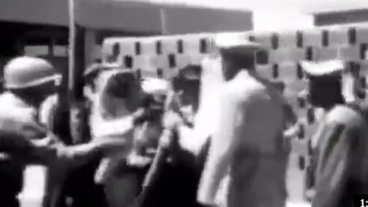 مقطع قديم للملك فيصل خلال افتتاحه المدينة العسكرية بخميس مشيط