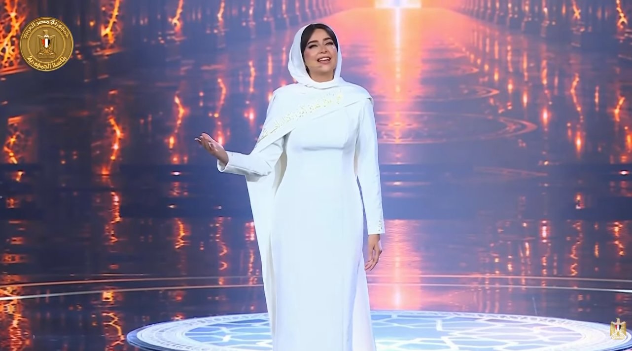 لفتة إنسانية من الرئيس المصري تجاه هبة مجدي بحفل المولد النبوي .. فيديو