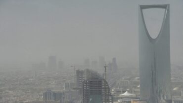 أمن الطرق يحذر من عواصف ترابية في الرياض