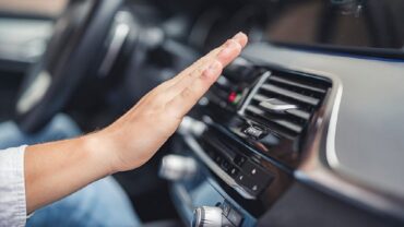 نصائح تساعدك على التخلص من رائحة العفن المنبعثة من تكييف السيارة