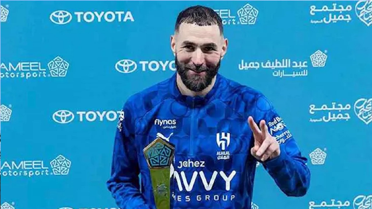 كريم بنزيما: أنا باقٍ في الهلال
